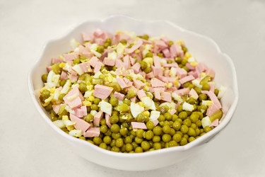 Mixture of chopped ham, boiled eggs and green peas - paha_l