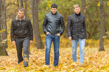 Full portrait of three friends walking in autumn - paha_l