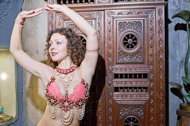 Half-length portrait of dancing young woman - paha_l
