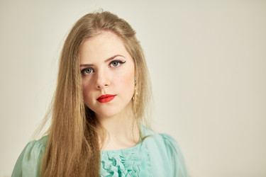 портрет молодой блондинки крупным планом в зеленоватом - paha_l
