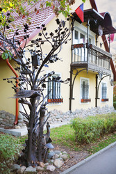 MOSCOW - SEP 22, 2015: Beautiful tree made of iron and birdhouses and - paha_l