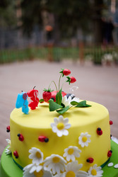 Big cake covered with yellow and green icing and - paha_l