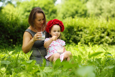 Little girl in flower wreath and her mother hold - paha_l