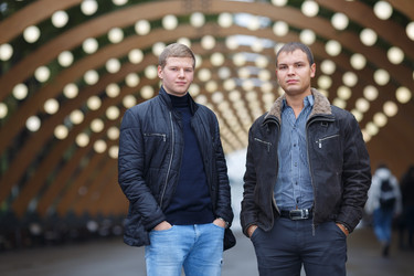 поясной портрет двух молодых людей в черном - paha_l