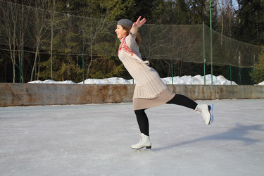 Woman skating on one leg with arms outstretched to - paha_l