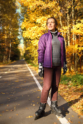 Portrait of a happy woman on roller skates in full - paha_l