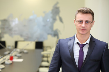 портрет бизнесмена в очках на конференции - paha_l