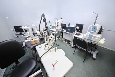 Workplace ophthalmologist with diagnostic tools - paha_l
