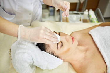 Beautician hands in rubber gloves wipe with cotton - paha_l
