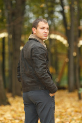 Portrait of young man in black jacket in autumn - paha_l