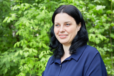Humeral portrait of dark-haired smiling woman in - paha_l