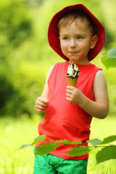 Little handsome boy in panama holds sweet ice - paha_l