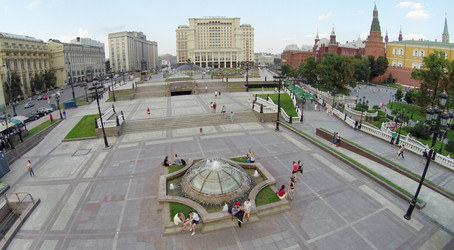 москва - 12 августа 2014 года: купол фонтана на манежной площади, вид с высоты птичьего полета - paha_l