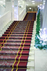 The main staircase with a carpet in the New Year - paha_l