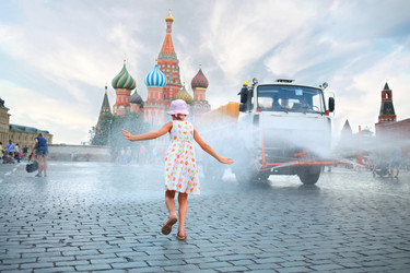 Girl runs on Red Square towards street sprinkler - paha_l