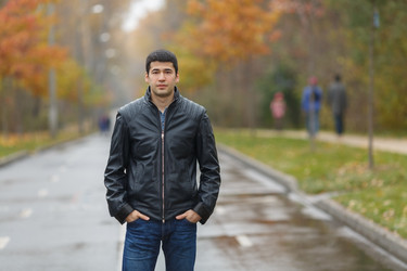 поясной портрет молодого темноволосого мужчины в - paha_l