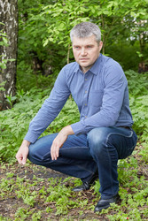 Portrait of grey-haired man in checkered shirt - paha_l