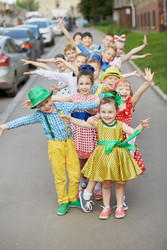 Fifteen children stand one by one outstretching - paha_l