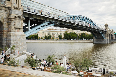MOSCOW, RUSSIA - JUN 29, 2015: People in outdoor cafe at the support - paha_l