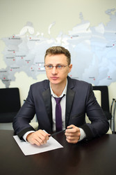 молодой бизнесмен в очках сидит за столом с - paha_l