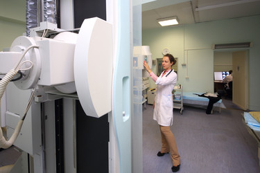 Medical worker controls x-ray equipment in - paha_l