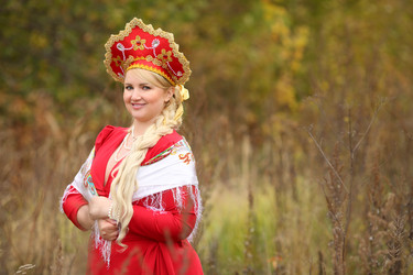 женщина в традиционном русском кокошнике с - paha_l