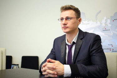 молодой бизнесмен в очках сидит за столом - paha_l
