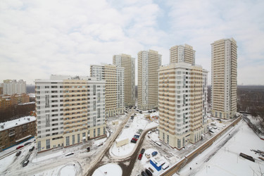 москва - 30 января 2015 года: автомобили, высокие жилые здания, облака на элк-стрит - paha_l