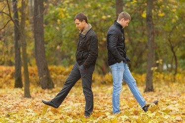 Full portrait of two friends walking in autumn - paha_l