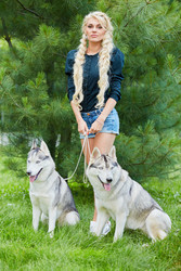 Portrait of young blonde woman with two husky dogs - paha_l