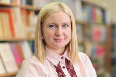 учительница в розовой рубашке на фоне полок - paha_l