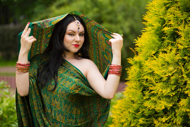 брюнетка в сари и индийских украшениях позирует - paha_l