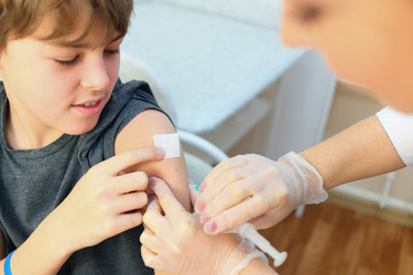 маленький мальчик, получающий вакцинацию - paha_l