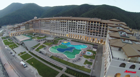 СОЧИ, РОССИЯ - 1 августа 2014 года: Территория отеля Marriott с большим открытым бассейном - paha_l