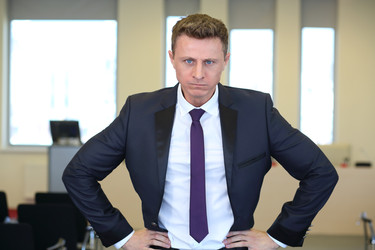 Portrait of young angry businessman with hands on - paha_l