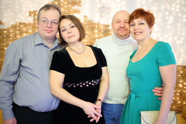 Portrait of two family couples in the living room - paha_l