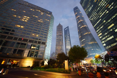 ШАНХАЙ, КИТАЙ - 5 ноября 2015 г.: Шанхайская башня, отель Shanghai Jinmao Hotel - paha_l