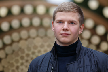 портрет молодого человека в черном пиджаке на - paha_l