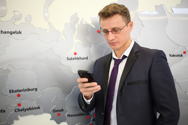 портрет бизнесмена с телефоном, прислоненным к стене - paha_l
