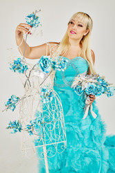 Smiling woman in a blue dress puts artificial - paha_l
