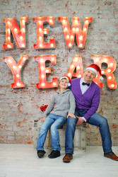 Father with son in red santa caps sit near big - paha_l