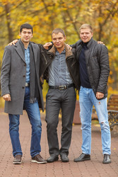 трое друзей, одетых в теплую одежду, стояли в - paha_l