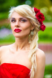 поясной портрет красивой симпатичной женщины в - paha_l