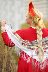 женщина в традиционном русском кокошнике с - paha_l