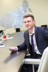 счастливый молодой бизнесмен в очках сидит за - paha_l