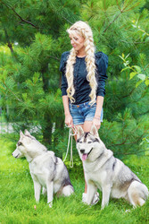 Portrait of young blonde woman with two husky dogs - paha_l