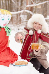 Smiling woman dressed in fur jacket and hat pours - paha_l