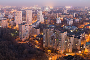 вечерний вид на окраину москвы рядом с лесом - paha_l