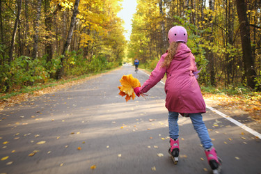 A girl in a pink jacket and helmet rolling on - paha_l