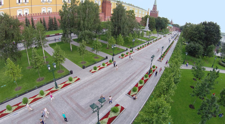 москва - 12 августа 2014 года: александровский сад вдоль кремлевской стены, аэрофотосъемка - paha_l